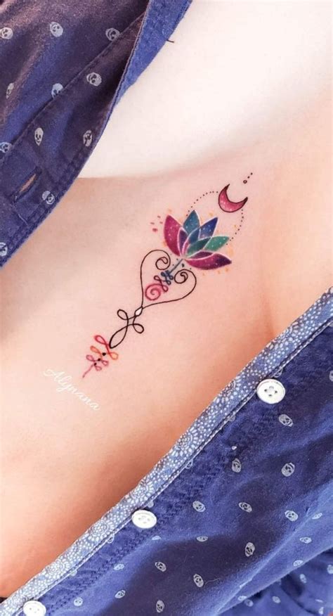 tatuajes en medio de los pechos